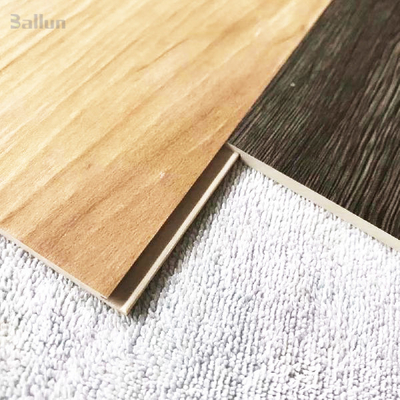 Waterproof PVC Piso Vinyl Plank Flooring with Wood Grain Design and Customized Design